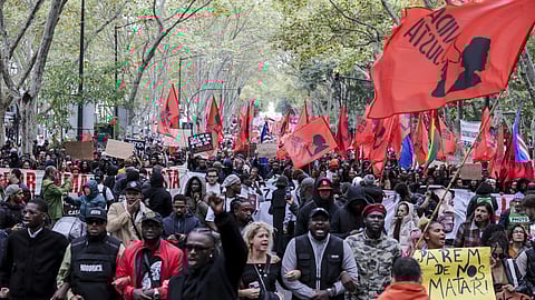 A 26 de outubro de 2024 uma manifestação, pedindo justiça para Odair Moniz, juntou milhares de pessoas na Avenida da Liberdade, em Lisboa. Um ano depois, o agente que o matou vai contar a sua versão em tribunal. 