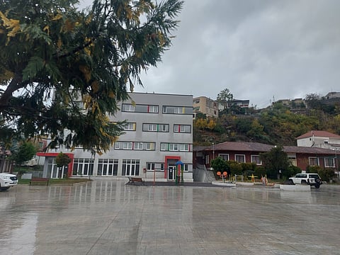 O Centro Nacional para a Receção de Refugiados em Babrru, nos arredores de Tirana. Os centros italianos são mais longe da capital e o alojamento é em contentores.