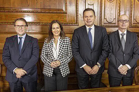 Luís Montenegro, ao centro com a ministra da Justiça Rita Alarcão Júdice, ladeados à direita por Luís Neves, diretor da PJ, e à esquerda por Orlando Carvalho, diretor-geral das prisões.