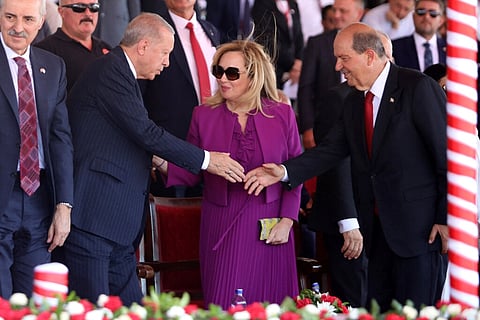 Erdogan assistiu à parada militar junto do líder turco local, Ersin Tatar.