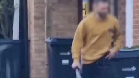 Rapaz de 13 anos morre após ataque perto de estação de metro em Londres. Homem com espada detido