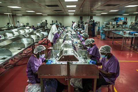 Dentro da fábrica que fornece metade das seringas de África