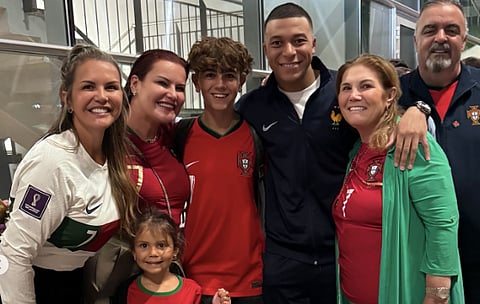 Sem rancor. As fotos da família de Ronaldo com Mbappé após a derrota com França