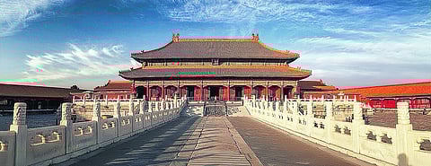 O Palácio da Pureza Celestial (Qianqing Gong) foi o paço principal do pátio interior e residência dos 16 imperadores das dinastias Ming e Qing. A partir do Período Yongzheng da Dinastia Qing (1723-1735), passou a ser o lo