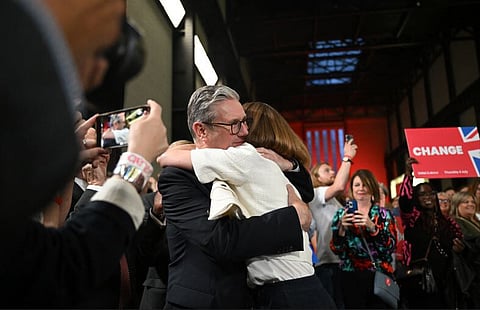 Abraço do primeiro-ministro britânico eleito, Keir Starmer, à mulher, Victoria