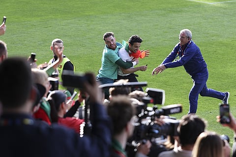 José Sá fez uma placagem a um dos adeptos num treino da Seleção.