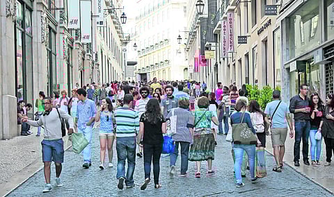 Famílias da zona euro e UE pouparam menos e investiram mais no 4.º trimestre de 2025
