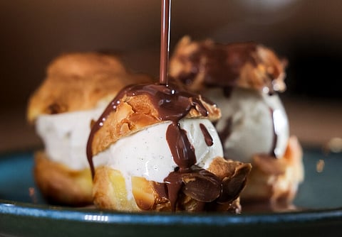 Receita de profiteroles com gelado de baunilha e calda de chocolate