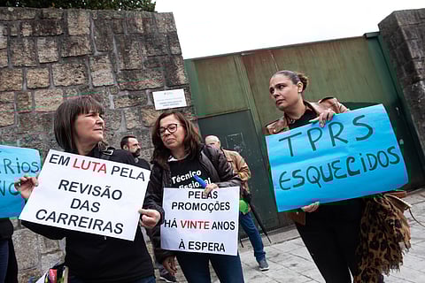 Técnicos de reinserção fazem greve e entregam carreiras num caixão