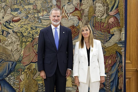 Isabel Perelló com o rei Felipe VI após a tomada de posse.