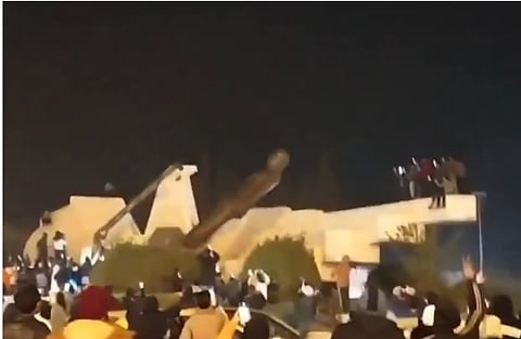 Síria. Derrubada e decapitada estátua de ex-presidente sírio e pai de Bashar al-Assad