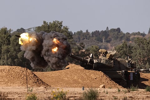 Artilharia israelita posicionada junto da fronteira dispara contra alvo em Gaza.