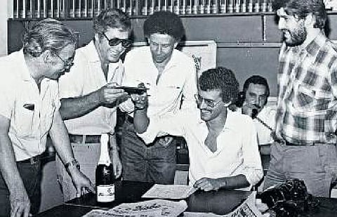 Nicolau Santos, sentado, a assinar o primeiro contrato com o Jornal de Notícias.