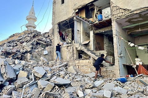 A destruição na cidade milenar de Tiro, no Líbano, após um bombardeamento israelita.