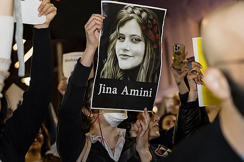 Jornalistas iranianas que revelaram morte de Mahsa Amini têm de cumprir cinco anos de prisão