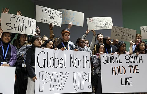 Em Baku, ativistas exigiram aos países ricos o desembolso de mais dinheiro aos países pobres.