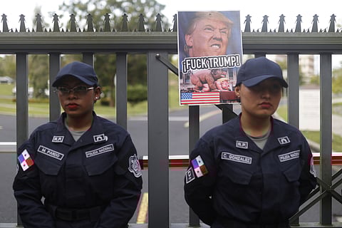 Guardas da Polícia Nacional do Panamá à frente da embaixada dos EUA durante um protesto.