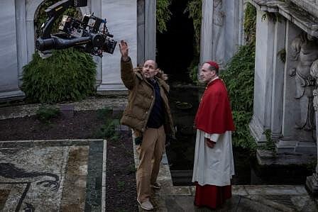Edward Berger com Ralph Fiennes num momento de preparação das filmagens.