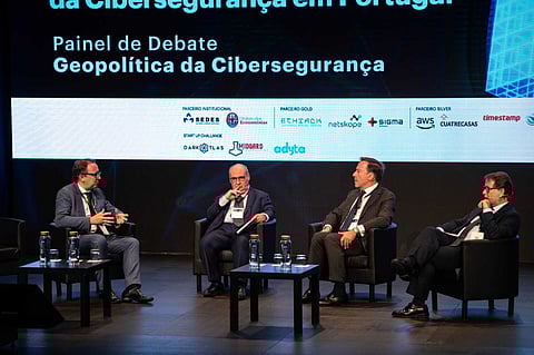 António Vitorino, Luís Barreira de Sousa e Luís Neves discutiram a geopolítica da cibersegurança. Paulo Portas participou à distância, com uma mensagem gravada.