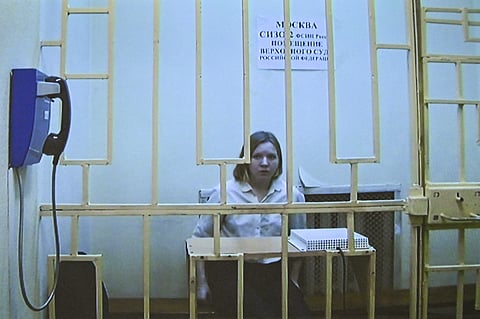 Tribunal russo confirma pena de 27 anos para jovem acusada da morte de bloguista em café de São Petersburgo