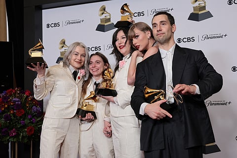 Boygenius , Taylor Swift e Jack Antonoff depois da cerimónia.