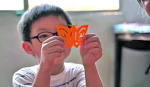 A borboleta é um dos padrões básicos para quem aprende a técnica de recorte de papel, com uma forma simétrica, simples e bonita.