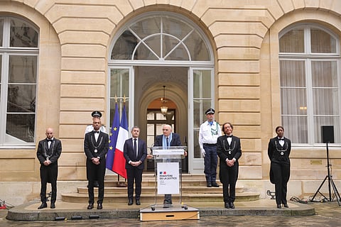 Novo Governo francês tomou hoje posse sob ameaça de moção de censura