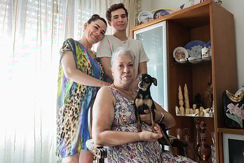 Maria Conceição Sobral, com a filha, Sónia, e o neto, Leonardo. A família regressou de Angola.