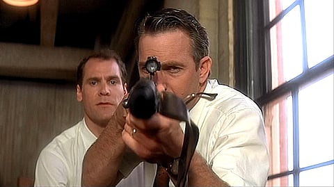 Kevin Costner e Jay O. Sanders em JFK: no local do crime.