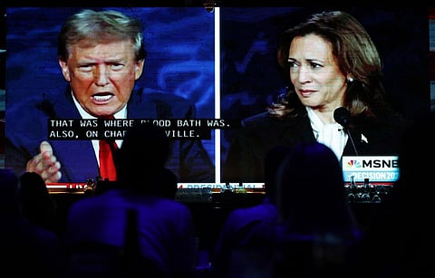 Donald Trump e Kamala Harris num momento do debate eleitoral.