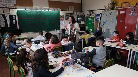 Crianças do 1.º ano sem professor distribuídas por turmas de alunos mais velhos