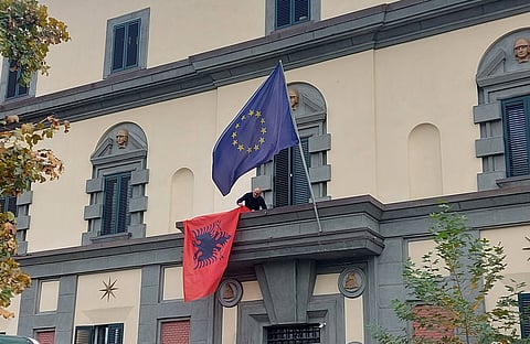 A bandeira europeia e a albanesa nas preparações para o Dia da Bandeira.
