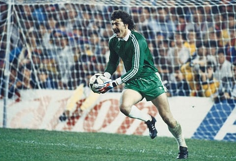 Helmuth Duckadam festeja o último penálti defendido na final de Sevilha.