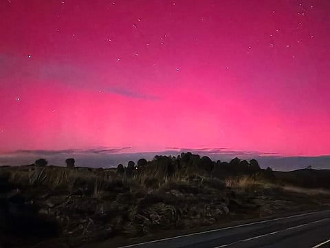 Novas tempestades solares fortes vão manter auroras boreais em locais menos habituais