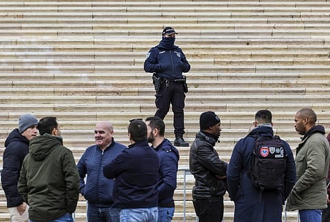 Polícias. Longe da família, em camaratas imundas, mal pagos e em carros velhos