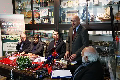 O ex-primeiro-ministro, Pedro Passos Coelho (2-D), durante o lançamento do livro "Lendas e Contos Populares Transmontanos - Tesouros da Memória (Vol. I: Bragança e Vinhais)", na Casa de Trás os Montes e Alto Douro, em