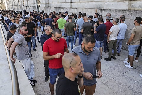 Fora do Parlamento, vários manifestantes acompanharam o debate nos telemóveis.