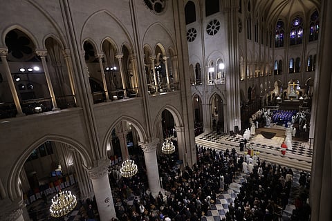 Catedral de Notre-Dame de Paris reabre em festa com milhares de pessoas no interior