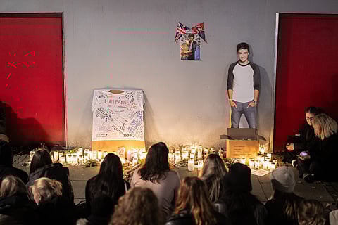 Um pouco por todo o mundo realizam-se homenagens ao cantor.