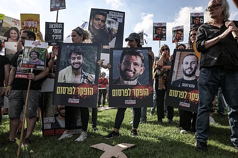 Protesto em frente à residência do primeiro-ministro, em Jerusalém, com os retratos de Hersh Goldberg-Polin, Almog Sarusi e Alex Lobanov em primeiro plano.