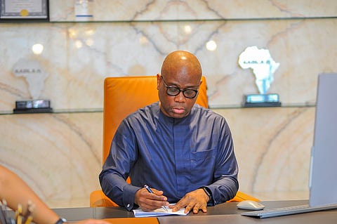 Presidente executivo do maior banco da Nigéria morre em acidente de helicóptero