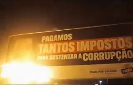 Autointitulado grupo antifascista queima cartaz do Chega em Lisboa