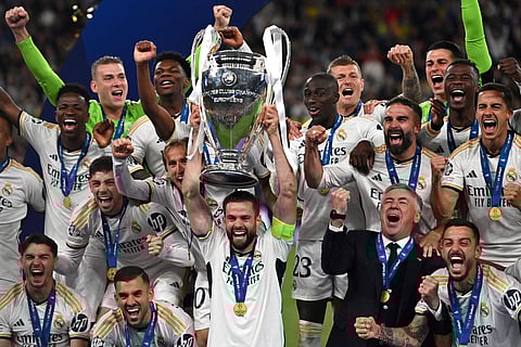 O capitão Nacho Fernández levanta a taça da Liga dos Campeões.
