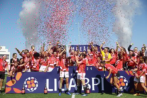 As jogadoras do Benfica levantaram pela quarta vez o troféu de campeãs.
