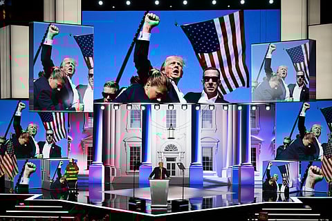 Trump, na convenção republicana, rodeado da foto icónica tirada após a tentativa de assassinato.