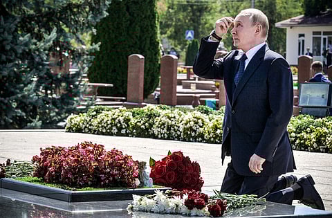 Putin visitou a escola de Beslan e mais tarde depositou flores junto de um memorial no cemitério da vila.
