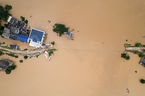 Na província de Hunan, região central da China, as chuvas torrenciais no final de julho fizeram um dique de um rio romper e obrigou os habitantes e deixarem suas casas.