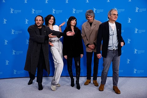 O elenco de Hors du Temps, de Olivier Assayas (à direita na foto).