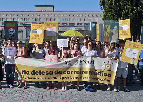 Médicos saíram à rua no primeito dia de greve em Lisboa, Porto e Coimbra.