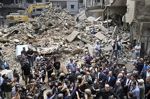 Presidente do parlamento do Irão visita local de ataque israelita em Beirute.